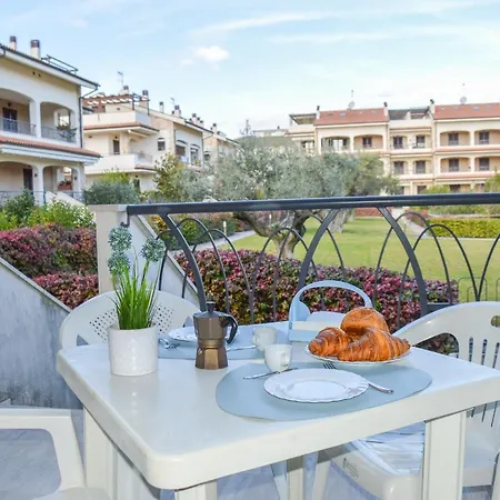 Homiday - Micaene Aparthotel Pineto