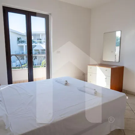 Homiday - Micaene 4* Pineto