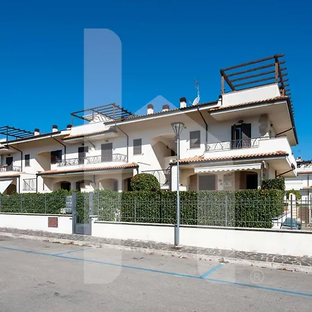 Homiday - Micaene 4* Pineto