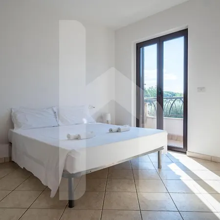 Aparthotel Homiday - Micaene Pineto