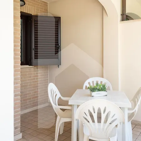 Homiday - Micaene 4* Pineto