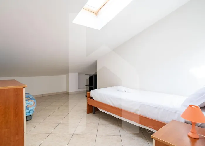 Homiday - Micaene 4* Pineto