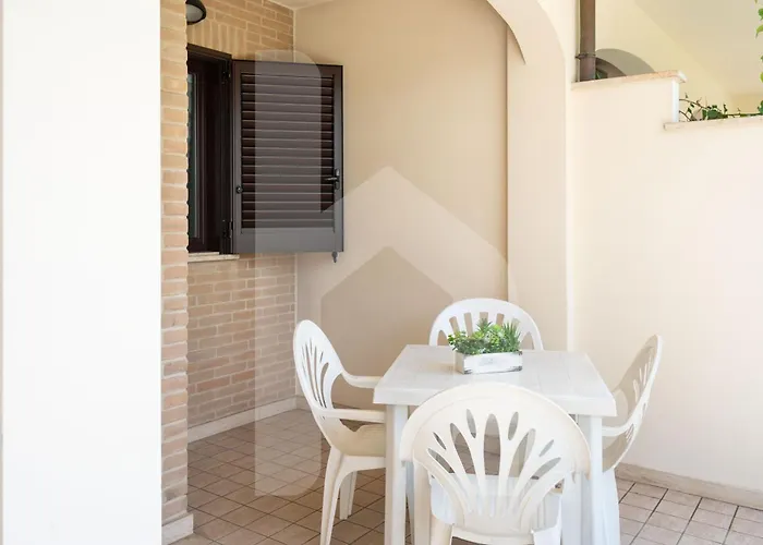 Homiday - Micaene 4* Pineto